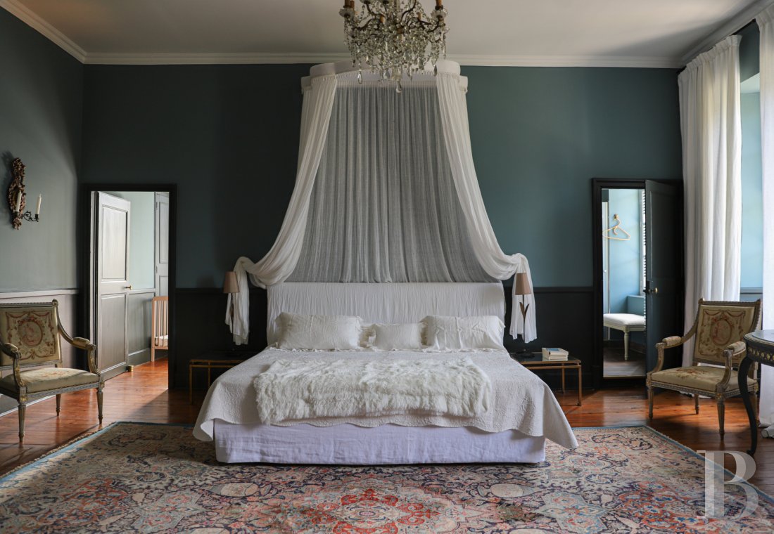 An 18th century chateau surrounded by trees and hills in the Lot valley - photo  n°25